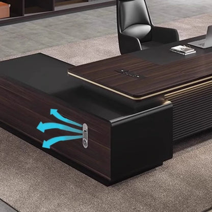 L-shaped desk suitable for reading and gaming